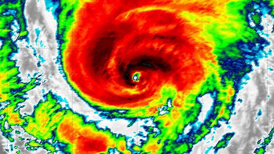 Zdjęcie satelitarne (w podczerwieni) huraganu Lorenzo nad Azorami. Fot. tropicaltidbits.com