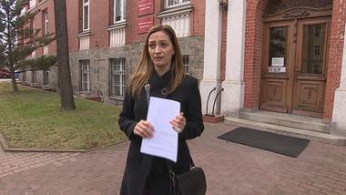 Najpierw zgotował rodzinie piekło, teraz sprzedał dom z dziećmi