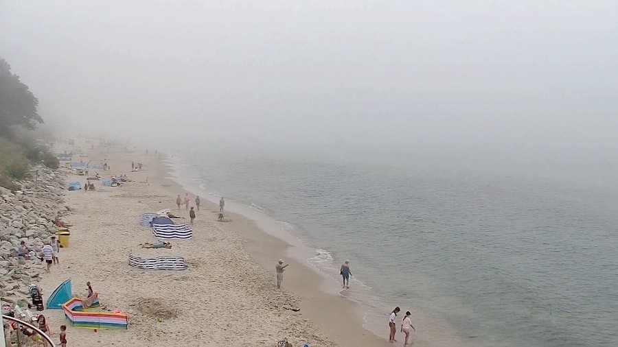 Gęsta mgła w piątek na plaży w Kołobrzegu. Fot. Webcamera.pl