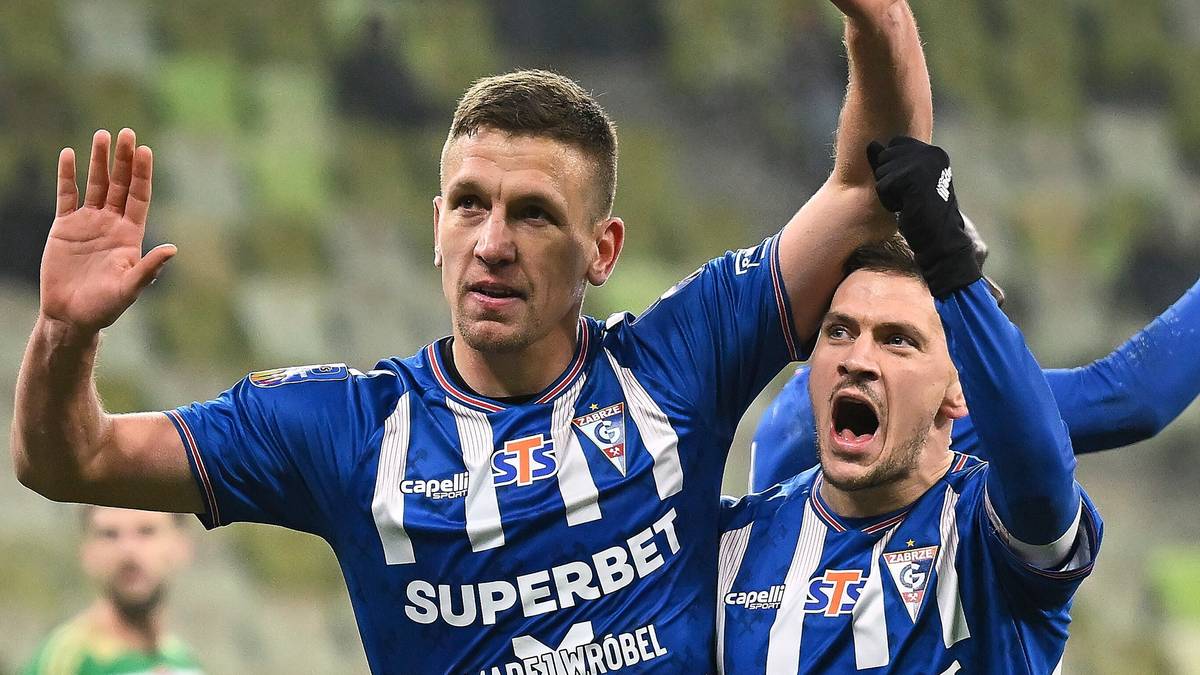 Dw&oacute;ch piłkarzy G&oacute;rnika Zabrze świętuje bramkę lub zwycięstwo.