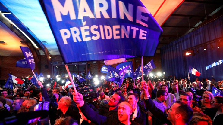 Politico: wygrana Macrona to oznaka słabnięcia populistów, ale wciąż są w grze