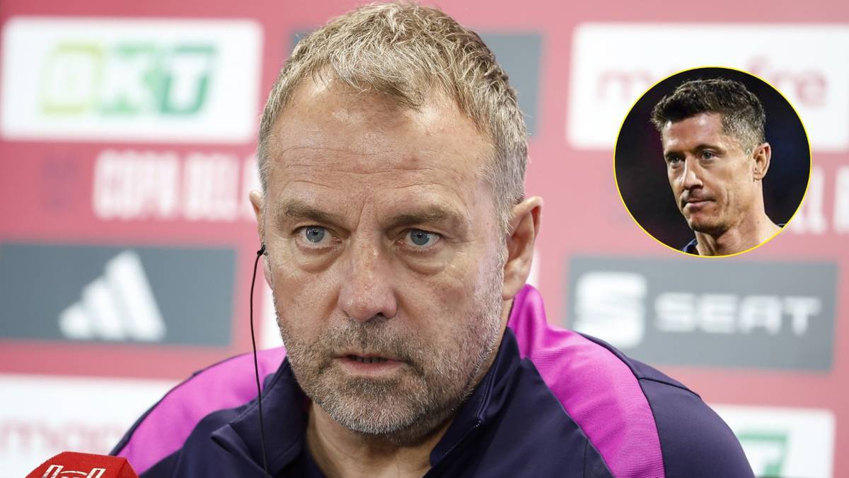 Zbliżenie na twarz trenera Hansiego Flicka, z wpiętym w ucho mikrofonem. W prawym g&oacute;rnym rogu znajduje się okrągłe zdjęcie piłkarza Roberta Lewandowskiego.