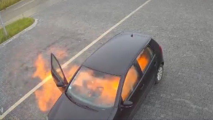 Jelenia Góra. Eksplozja w samochodzie. Mężczyzna zapalił papierosa podczas czyszczenia auta