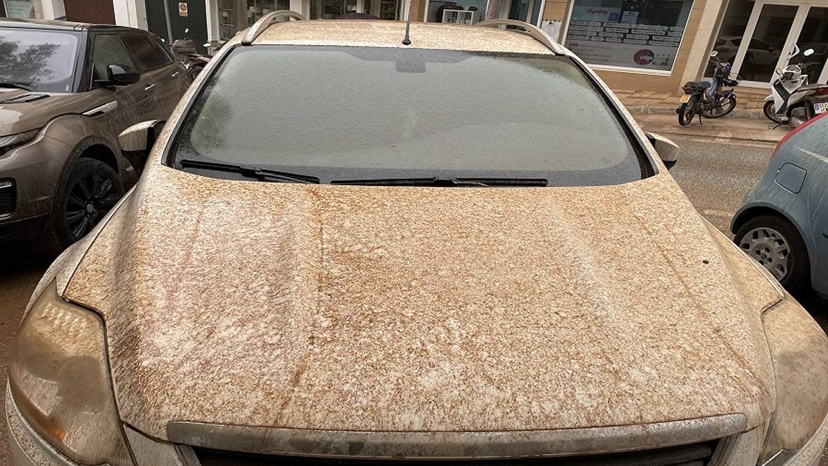 Samochód pokryty pyłem znad Sahary. Fot. Twitter / @KesselRunTwelve.
