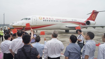 Pierwszy chiński pasażerski odrzutowiec rozpoczął komercyjne loty