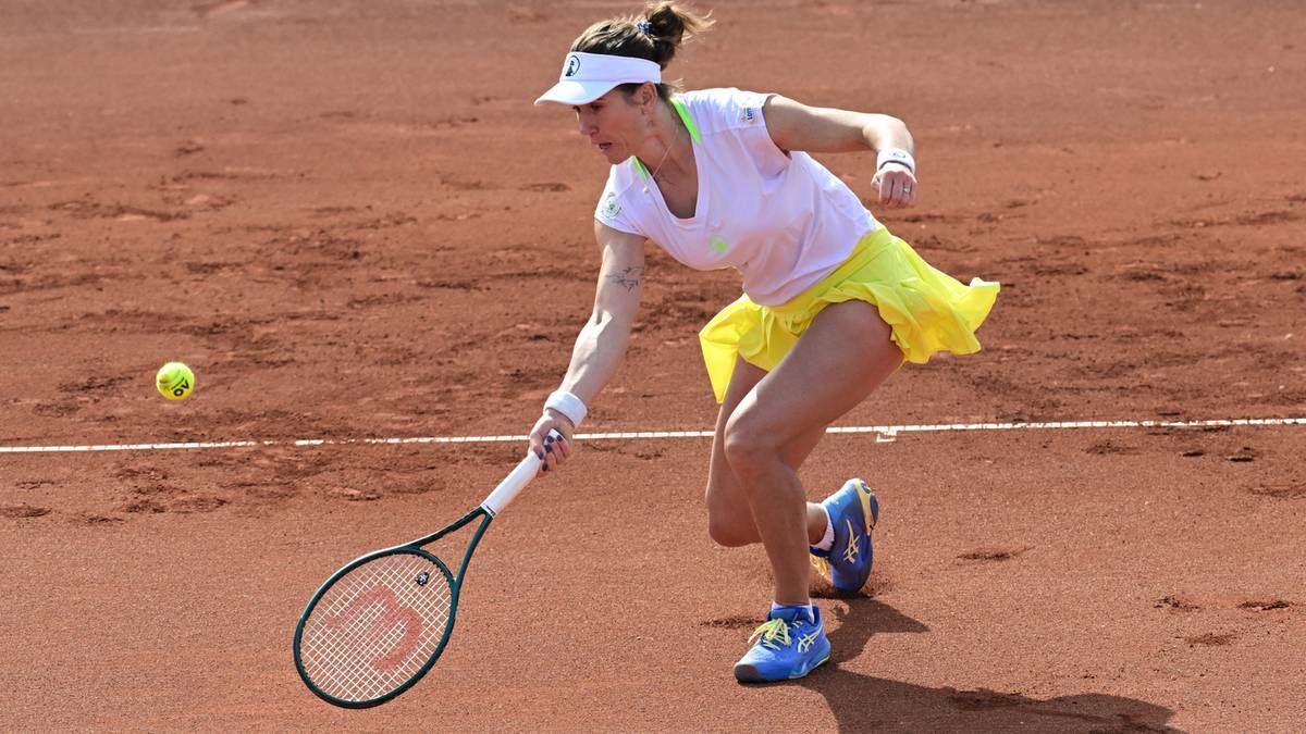 Tenisistka Katarzyna Kawa w akcji na korcie ceglanym