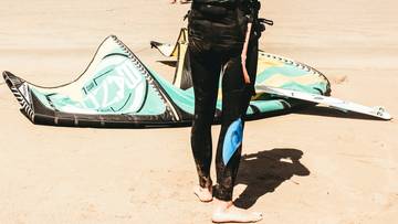 Tragedia w Jastarni. Wiatr porwał latawiec kitesurfingowy, 59-latek nie przeżył