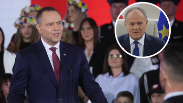 Karol Rabenda przemawia, w prawym g&oacute;rnym rogu wklejone zdjęcie Donalda Tuska.