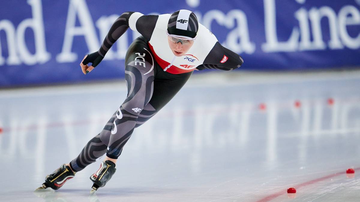 Panczenistka ślizgająca się po lodzie podczas zawodów.