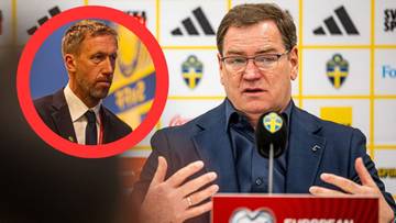 Dw&oacute;ch mężczyzn podczas konferencji prasowej, jeden z nich przemawia do mikrofonu, drugi widoczny w okręgu.