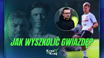 Grafika z trzema mężczyznami: dwoma po lewej, jeden starszy, drugi młodszy z tatuażami na szyi, oraz jeden w okularach w okrągłym kadrze po prawej. Obok niego młody piłkarz w koszulce reprezentacji Polski kopie piłkę. W dole grafiki hasło "JAK WYSZKOLIĆ GWIAZDĘ?" i logo "Kosa na Kosę".