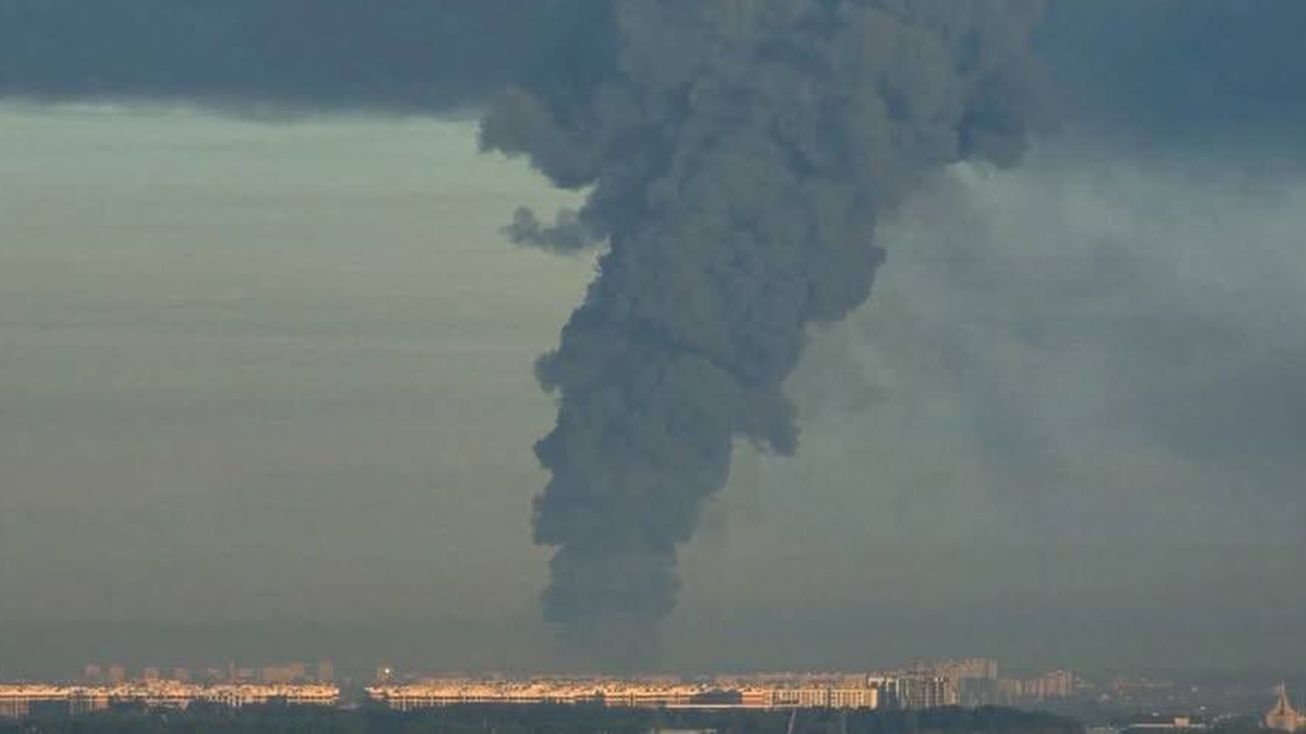 Słup dymu w okolicach Kijowa
