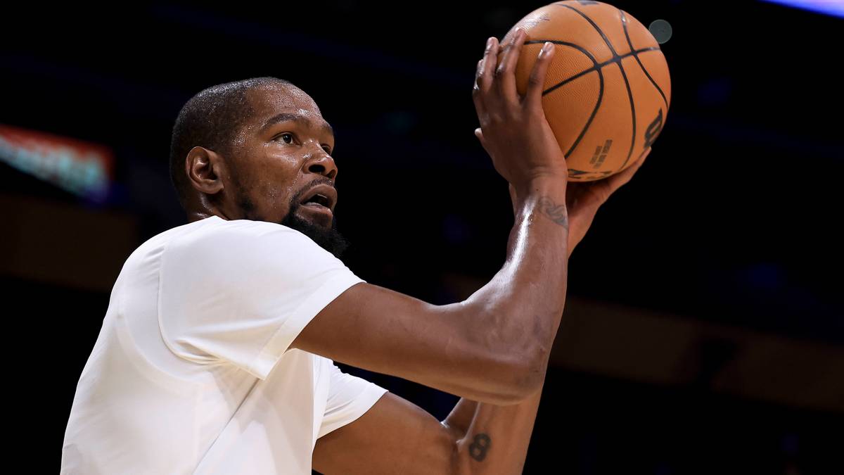 Kevin Durant, zawodnik NBA, trzyma piłkę do koszykówki w przygotowaniu do rzutu.