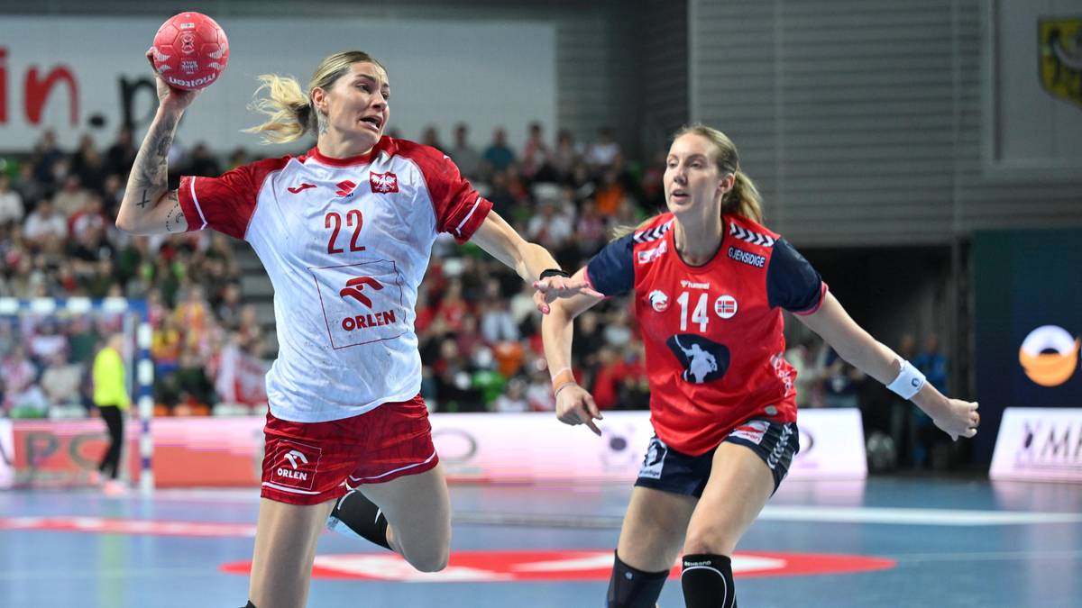 Dwie zawodniczki piłki ręcznej w akcji, jedna rzuca piłkę, druga ją blokuje.