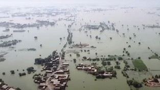 03.09.2022 05:58 Szokująca skala powodzi. Rwące rzeki jak tsunami porywają ludzi i rujnują budynki