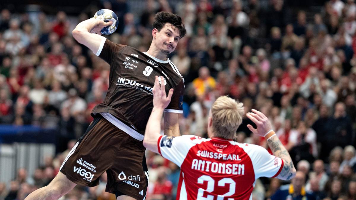 Dwóch zawodników piłki ręcznej podczas meczu, jeden oddaje rzut, drugi blokuje.