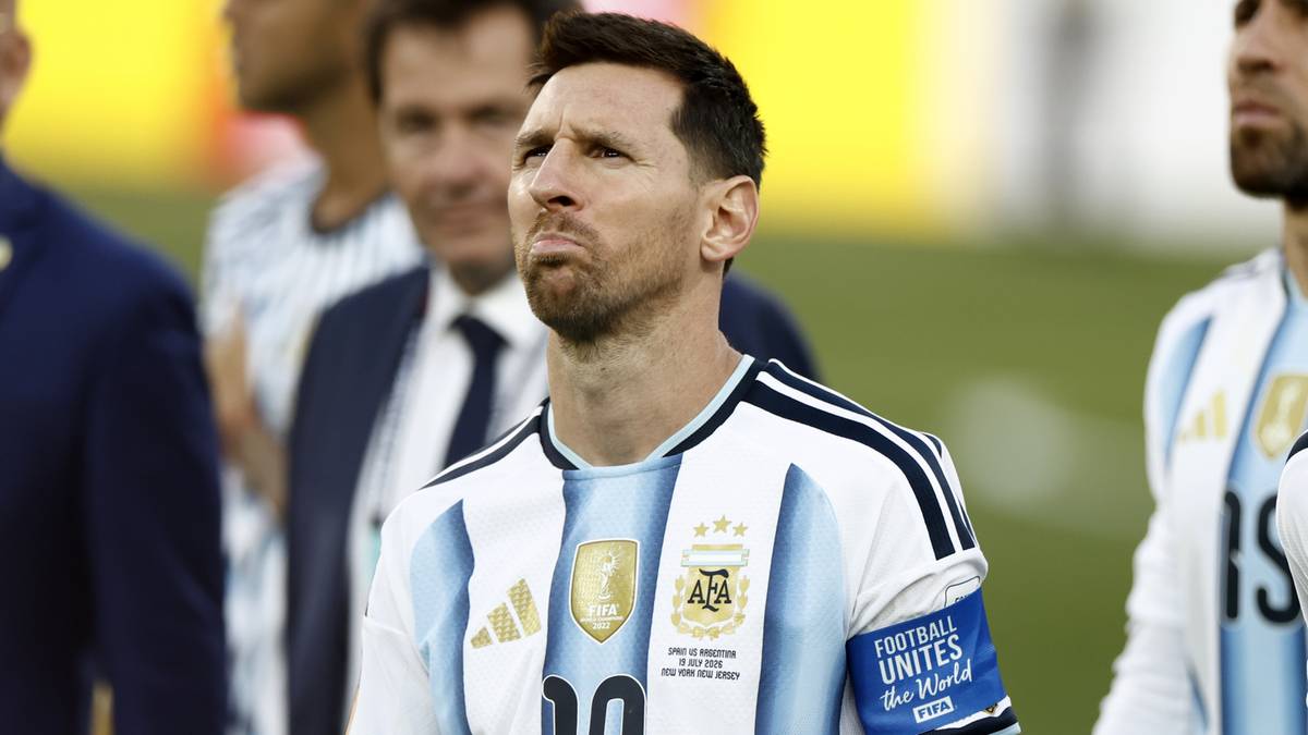 Lionel Messi w koszulce reprezentacji Argentyny z opaską kapituńską na ramieniu.