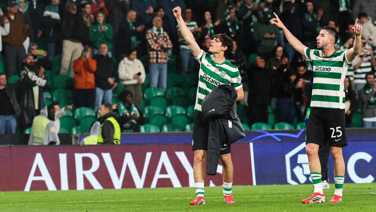 Dw&oacute;ch piłkarzy Sportingu w zielono-białych koszulkach świętuje na boisku, na tle trybun pełnych kibic&oacute;w.