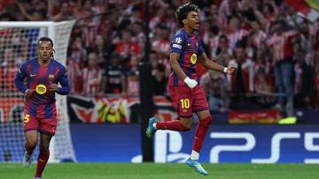 Piłkarze FC Barcelona w bordowo-granatowych strojach biegną po murawie stadionu.