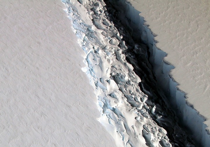 Pęknięcie w lodowcu Larsen C, które utworzyło górę lodową. Fot. NASA / IceBridge.