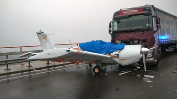 Samolot zderzył się z ciężarówką. Awaryjne lądowanie na autostradzie w Niemczech