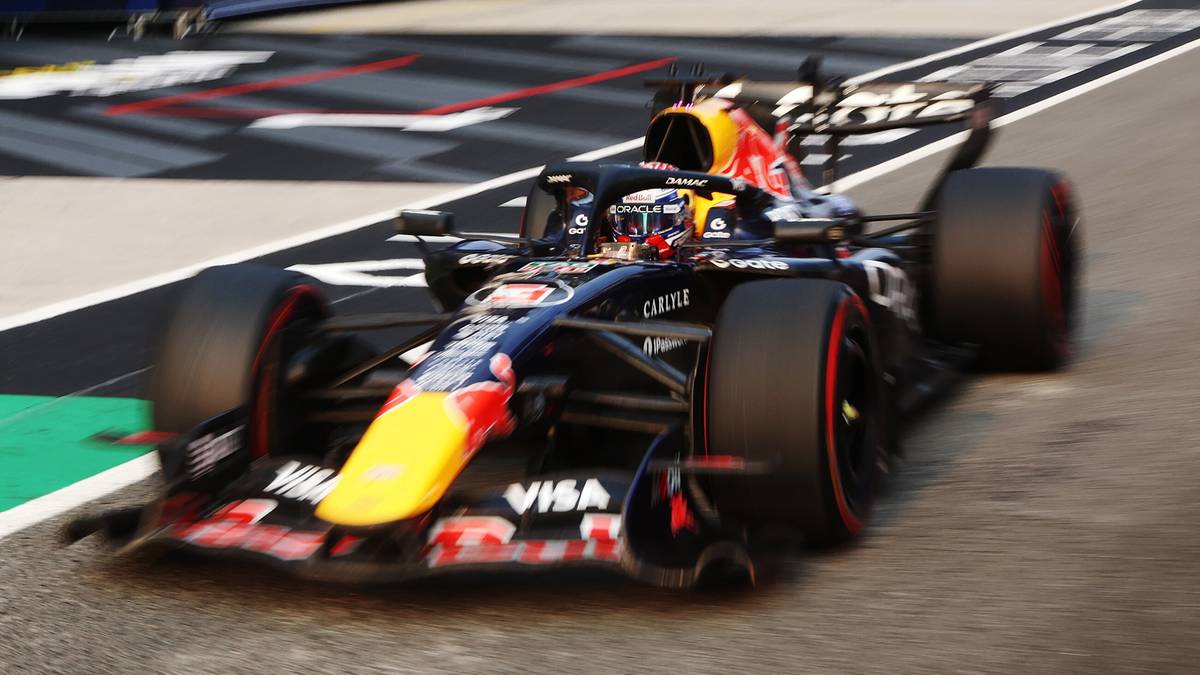 Bolid Formuły 1 zespołu Red Bull pędzący po torze wyścigowym