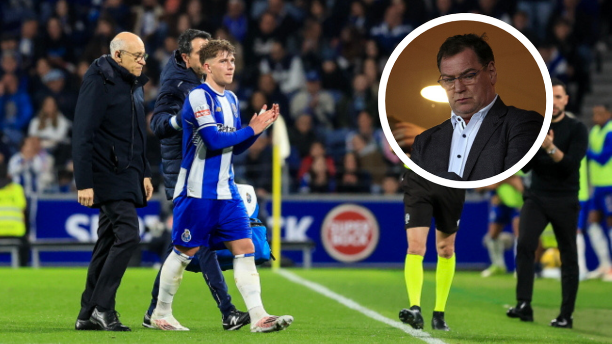 Młody piłkarz FC Porto na boisku, obok niego starsi mężczyźni, w tle portret mężczyzny w garniturze.
