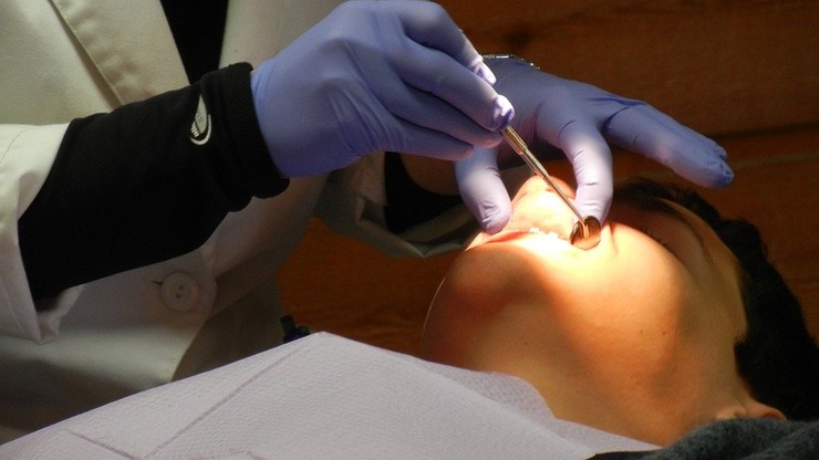 Dentysta wyrywał ludziom zęby, jeżdżąc na elektrycznej deskorolce