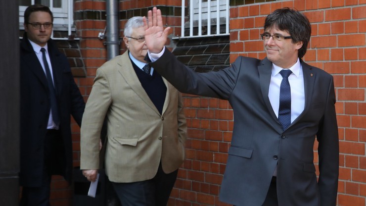 Puigdemont wpłacił kaucję i wyszedł na wolność. Nie może opuszczać Niemiec bez zgody prokuratury