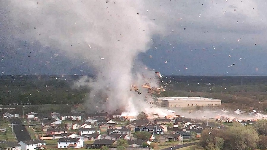 Tornado nad przedmieściem Wichita w Kansas. Fot. YouTube / Reed Timmer.