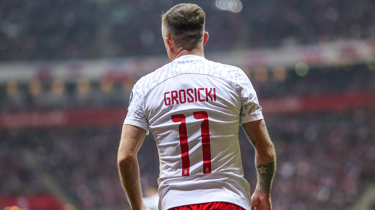 Piłkarz Kamil Grosicki z numerem 11 na plecach w białej koszulce reprezentacji Polski.