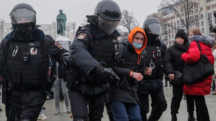 Demonstracje w obronie Nawalnego. Kolumna wojskowa w drodze do Moskwy
