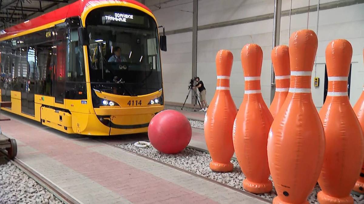 Wielkie zawody motorniczych w Warszawie. Grają tramwajami w kręgle
