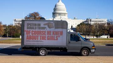 Ciężarówka z billboardem oskarżającym Donalda Trumpa o wiedzę na temat przestępstw seksualnych Jeffreya Epsteina, na tle Kapitolu USA.