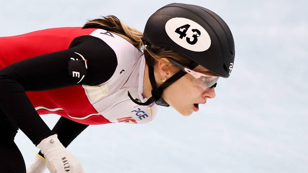 Zawodniczka short tracku w kasku z numerem 43, w kombinezonie sportowym, z wyrazem skupienia na twarzy.