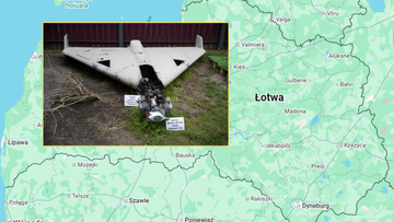 Szczątki białego drona z widocznym silnikiem i elementami mechanicznymi, leżące na ziemi, na tle mapy Łotwy.