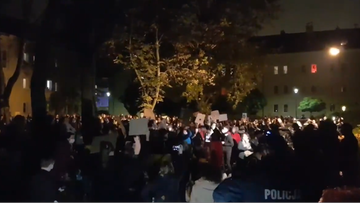 Protest przed domem Krystyny Pawłowicz. "Terroryści"