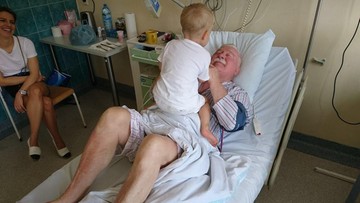 "Dziadek stanie na nogi". Lech Wałęsa wraca do zdrowia. Pomaga mu wnuczek
