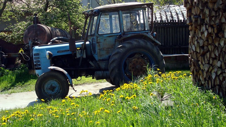 Pijani 16-latkowie wybrali się traktorem na "wycieczkę". Odpalili go śrubokrętem