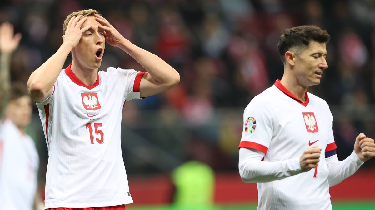 Piłkarze reprezentacji Polski w białych koszulkach i czerwonych spodenkach.