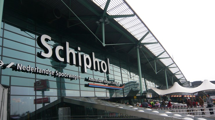 Ponad 40 lotów opóźnionych, 12 odwołano. Strajk personelu lotniska w Holandii