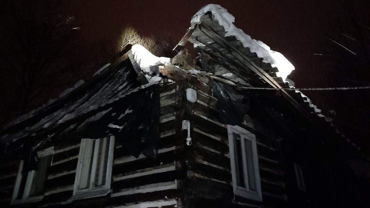 Rdzawka. Pod ciężarem śniegu zawalił się dach domu jednorodzinnego. Akcja strażaków w Rdzawce