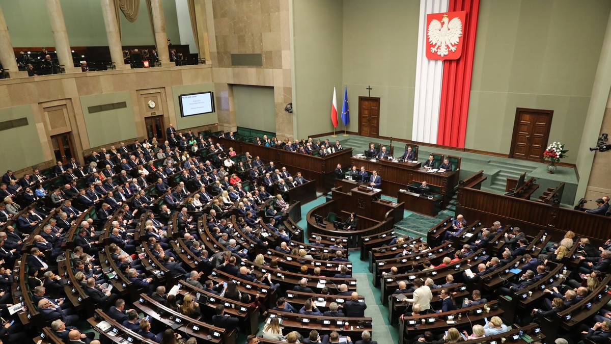 PiS i Konfederacja z większością w Sejmie. Najnowszy sondaż sygnałem alarmowym dla rządzących