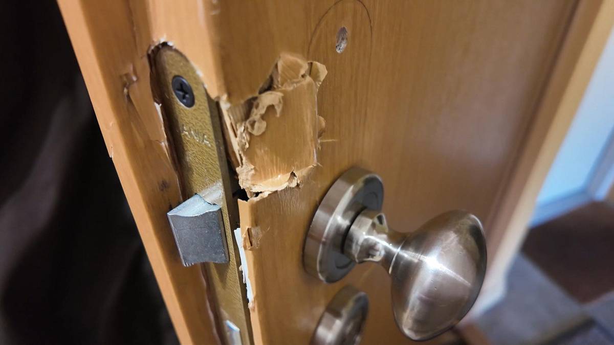 Policjanci sforsowali drzwi i wyciągnęli broń. W środku małżeństwo emerytów