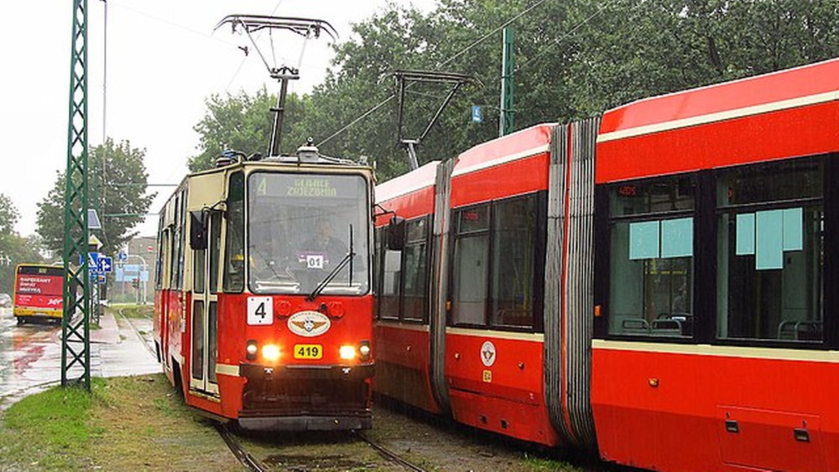 Mężczyzna z niepełnosprawnością wypchnięty z tramwaju. Sprawcy w rękach policji