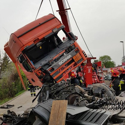 Groźny wypadek w Krakowie. Cysterna uderzyła w auta i przebiła betonowe bariery. Przewrócony ciągnik