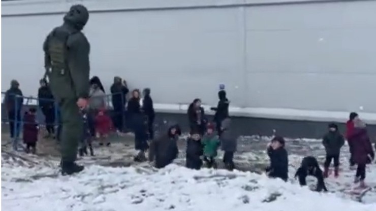Białoruś. Dzieci migrantów po raz pierwszy zobaczyły śnieg