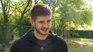 Bartosz Gomułka rozmawia podczas wywiadu w plenerze.