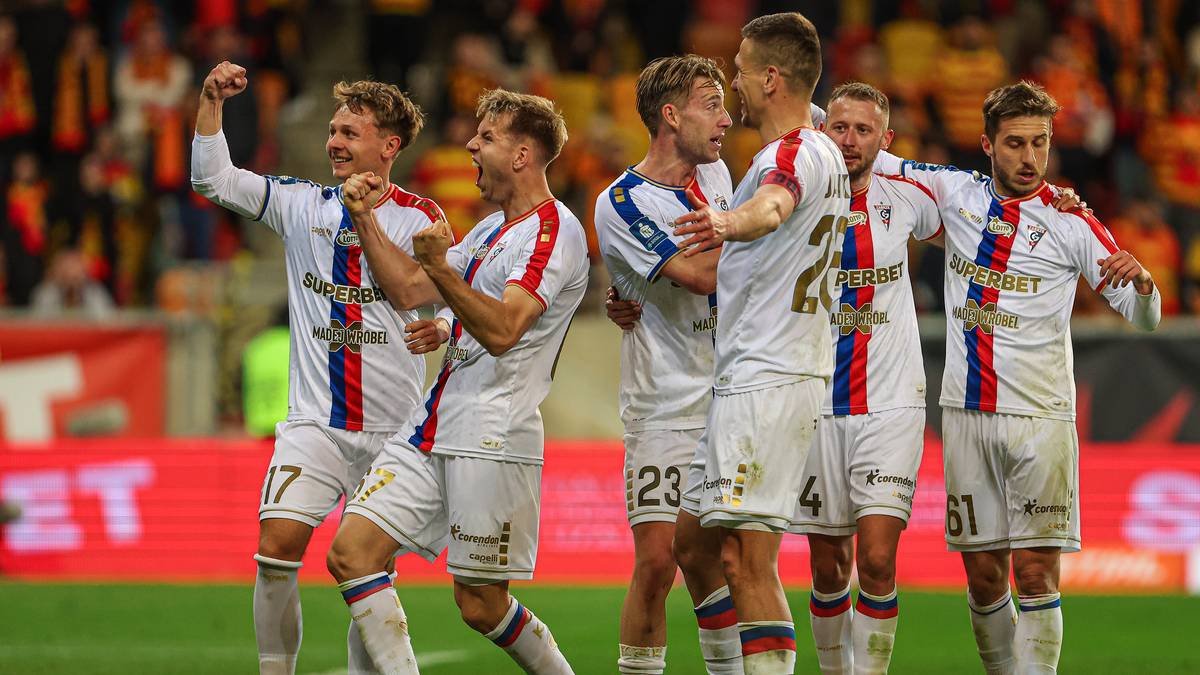Piłkarze G&oacute;rnika Zabrze radośnie świętują zdobycie bramki na boisku.