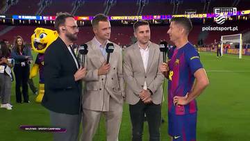 Robert Lewandowski w stroju FC Barcelona rozmawia z dziennikarzami.